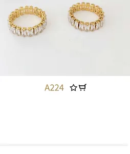 Detail von zwei 18k vergoldeten Eternity-Ringen mit rechteckigem Zirkonia auf weißem Grund