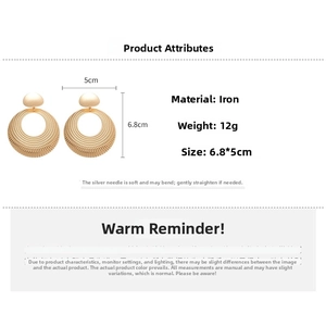 Vue détaillée de boucles d'oreilles dorées ajourées avec texture rétro et dimensions