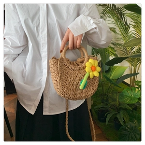 Detailansicht der Stroh-Umhängetasche mit gelber Sonnenblume für den Sommer am Strand