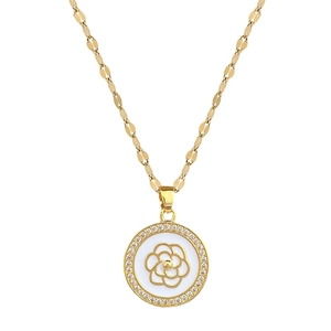 Ensemble collier et boucles d'oreilles camélia en acier titane avec cristaux pavés dorés