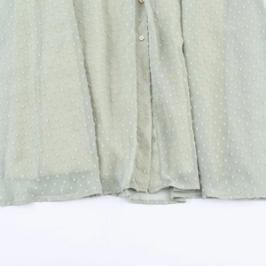 Robe élégante en mousseline vert clair avec col en V à pois blancs et boutons sur le devant