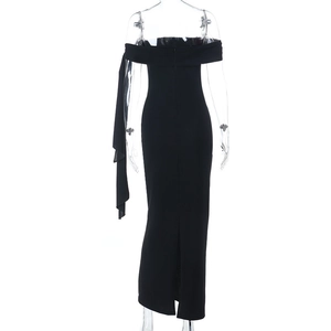 Vue arrière d'une robe longue noire moulante épaules dénudées avec fente et ruban fluide