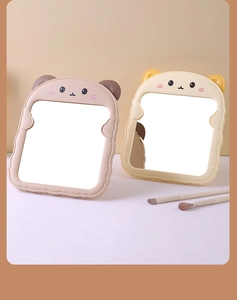 Detailansicht süßer Schreibtisch-Schminkspiegel mit Bärenohren und Katzenohren in Pastell