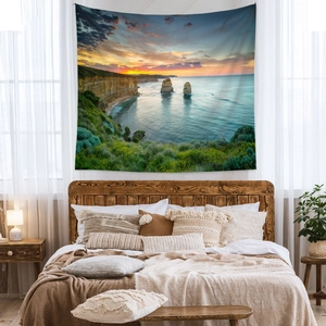 Détail d'une tapisserie bohème avec paysage de coucher de soleil sur le mur d'une chambre