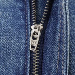 Detail eines hochwertigen YKK-Metallreißverschlusses an blauer Vintage-Jeans