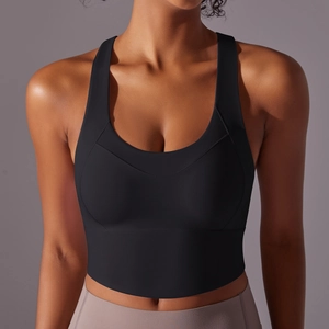Gros plan du soutien-gorge de sport noir sans couture avec larges bretelles et tissu élastique