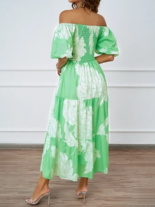 Vue arrière d'une élégante robe longue à fleurs vert épaule nue avec manches bouffantes