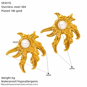 Detail of 18k gold plated 304 stainless steel earrings with irregular radial design and pearl