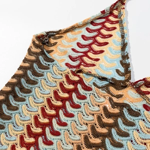 Détail macro du motif ondulé au crochet dans un tissu tricoté vintage multicolore