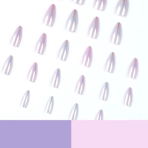 Faux ongles stiletto longs holographiques violets avec finition laser aurore scintillante