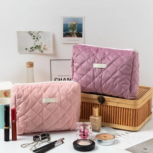 Lot de trousses à maquillage en velours côtelé matelassé rose et violet à motifs losanges