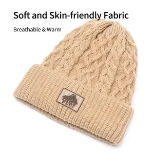 Berretto beige a maglia a trecce con fodera in pile e toppa per l'inverno