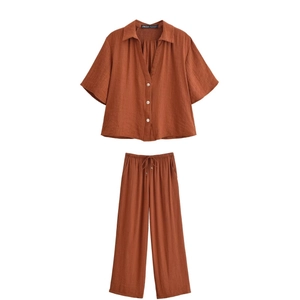 Sommerliches Freizeitset mit Kurzarm-Revershemd und weiter Hose in stilvollem Ziegelrot