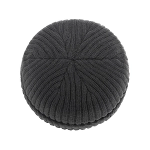 Draufsicht auf eine schwarze Herren-Strickmütze, winterwarm mit Fleece gefüttert