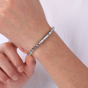 Vue détaillée d'un bracelet minimaliste en acier inoxydable argenté au poignet