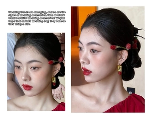 Dettaglio di eleganti orecchini da sposa con perline rosse e pendenti dorati su una modella