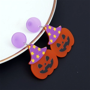 Détail de boucles d'oreilles citrouille d'Halloween avec chapeau de sorcière en acrylique