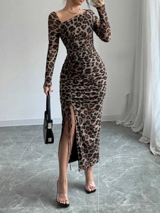 Robe sexy à imprimé léopard, manches longues, encolure asymétrique et fente à cordon