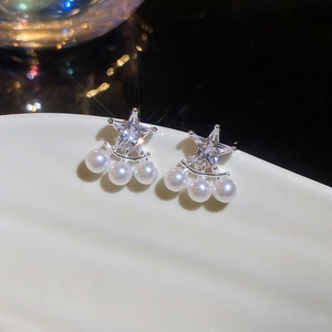 Orecchini a perno a stella in argento con zirconi e perle bianche pendenti da donna