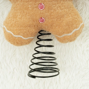 Detail von Lebkuchenmann Plüsch mit roten Knöpfen und schwarzer Metallspirale für Baum