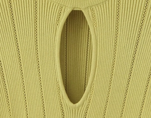Détail du tissu en maille côtelée avec découpe en goutte et coutures verticales ajourées