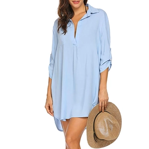 Detalle de la blusa de gasa azul claro con cuello en V y las mangas remangadas