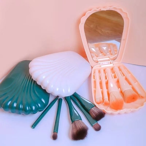 Shell-shaped makeup brush travel case with 5 brushes and built-in mirror set