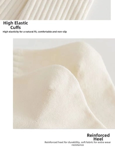 Gros plan de chaussettes en tricot crème avec poignets élastiques et talons renforcés