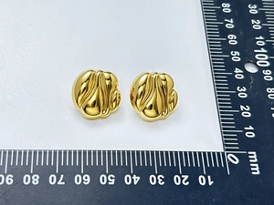 Vue détaillée des boucles d'oreilles géométriques de 20mm en acier plaqué or 18 carats