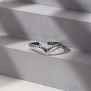 Close-up of S925 sterling silver V-shape open ring with vintage beaded edge detail