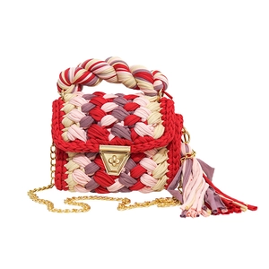 Bolso bandolera tejido a mano en rojo, púrpura y beige con cadena dorada y detalle de borla