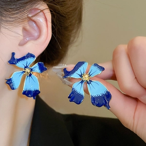 Boucles d'oreilles vintage fleurs bleues dégradées avec centre doré et design élégant
