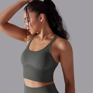 Détail de la brassière de sport et du legging de yoga sans couture vert foncé côtelé