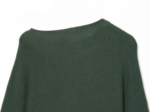 Détail montrant le tricot fin vert foncé et l'encolure large de ce pull pour femme