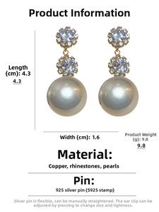 Détail de boucles d'oreilles pendantes avec cristaux mauves, perles et tige en argent S925