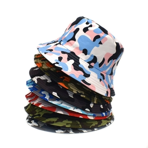 Esposizione di cappelli a secchiello mimetici colorati con vari motivi e dettagli della tesa