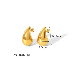 Vue détaillée des boucles d'oreilles goutte dorées avec dimensions de 26,8 mm