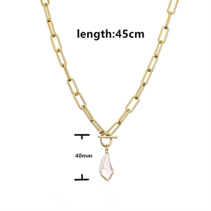 Collana con perla barocca naturale e catena a graffetta dorata con chiusura a T 45cm