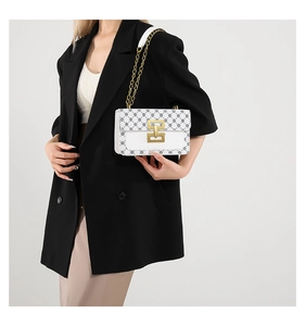 Détail du sac à chaîne blanc avec imprimés géométriques et fermoir en métal doré