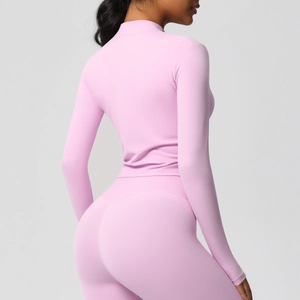 Vue arrière de la veste de yoga rose ajustée et du legging à la finition mate