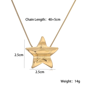 Detail showing 18K gold star pendant dimensions with chain length 40+5cm and 14g weight