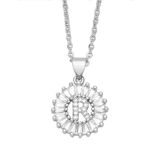 Détail du pendentif lettre R en argent avec pavé de diamants ronds et zircons baguette