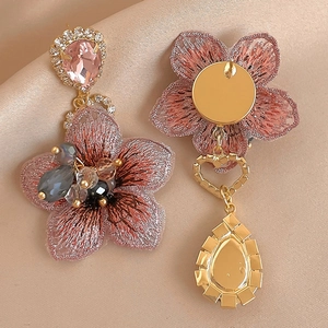 Boucles d'oreilles asymétriques vintage avec broderie florale et accents de diamants