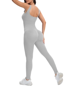 Gros plan sur la combinaison de yoga grise sans couture montrant la texture côtelée