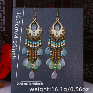Dettaglio orecchini pendenti boho colorati con dimensioni 10,3 cm x 2,5 cm