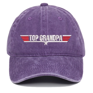 Dettaglio del ricamo TOP GRANDPA sul berretto da baseball vintage in cotone viola
