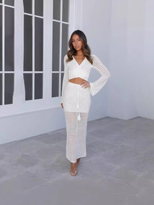 Weißes Häkel-Set bestehend aus langärmligem Crop-Top und Maxirock mit hoher Taille