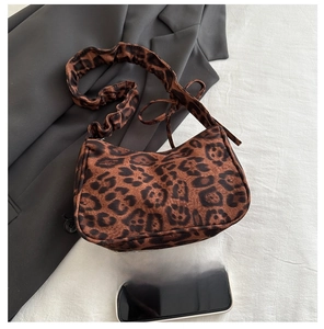 Dettaglio della borsa hobo leopardata con trama a tracolla plissettata e motivo animalier