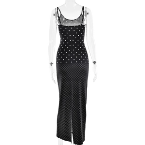 Detailansicht des rückenfreien Designs und Schlitzes am schwarzen Polka-Dot-Kleid