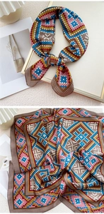 Vue détaillée du foulard carré en soie aux motifs géométriques marron et design de pixels